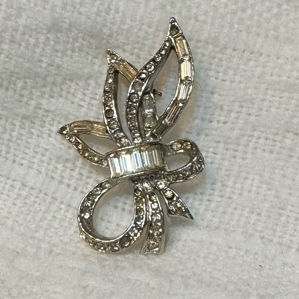 Elegant  Bow Brooch